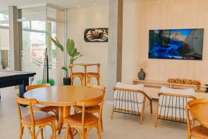 ein Esszimmer mit Tisch und Stühlen in der Unterkunft Morada do Guaruçá in Bombinhas