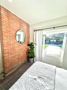 ein Schlafzimmer mit einer Ziegelwand und einem Bett in der Unterkunft Grapevine Studio in Grapevine + 1 Foto