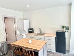 eine Küche mit Tisch, Spüle und Kühlschrank in der Unterkunft Grapevine Studio in Grapevine