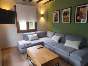 a living room with a couch and a table at El Sueño de Celia 1 in Doña Juandi