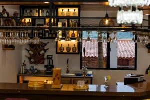 a bar in a restaurant with a lot of bottles at Ecohotel Dubai del Oriente in El Peñol