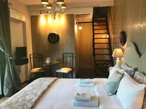 Posteľ alebo postele v izbe v ubytovaní Villa Vravrona Tower & Suites
