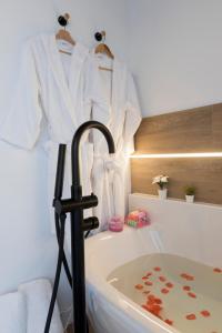 a bathroom with a bath tub and a sink at Casita Romántica con Suite y Bañera en la Sierra "Colladito de Alce" in Collado Hermoso
