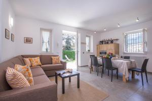 a living room with a couch and a table at Lenno Dolcelago in Lenno