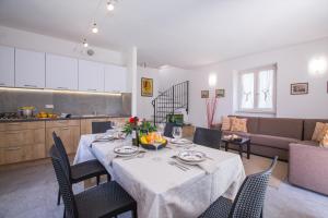 a kitchen and dining room with a table and chairs at Lenno Dolcelago in Lenno
