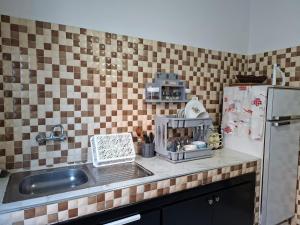a kitchen counter with a sink and a refrigerator at APPARTEMENT AL HOCEIMA prés de PLAGE CALABONITA in Al Hoceïma +15 photos