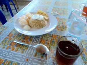 Rinjani Inn في سيمبالون لوانج: طبق من الطعام على طاولة مع كوب من القهوة