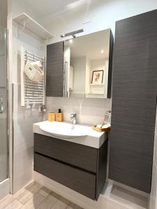a bathroom with a sink and a mirror at Pieno Centro in Basiglio +10 photos