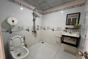 a bathroom with a toilet and a sink at Thanh Hang Hotel in Ấp Bàu Bàng +21 photos