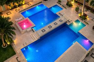 an overhead view of a swimming pool at night at Estudio compacto en Riviera Diamante con alberca in Acapulco +6 photos