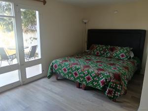 a bedroom with a bed and a door with a patio at Tongoy Bauhaus - Alojamiento hasta 12 personas in Tongoy