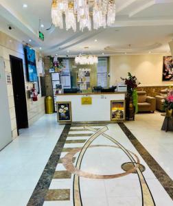 a lobby with a reception counter and a chandelier at فندق جوهرة ذاخر رويال توصيل مجاني للحرم - Jewel Thakher Royal Hotel Free Shuttle to Haram in Mecca