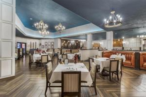 a restaurant with tables and chairs and a bar at Best Western Plus Boomtown Casino Hotel in Verdi