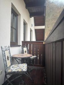 a patio with a table and chairs on a balcony at Hrochoťský mlyn in Hrochoť
