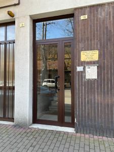 a door to a building with a sign on it at Corona dei Sogni Appartamento moderno vicino Ospedale e Centro in Novara