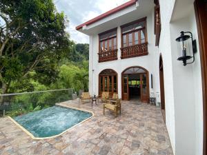 a house with a swimming pool and a patio at Casa Colonial Maria Elena in Pereira