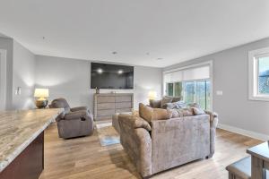a living room with two couches and a kitchen at Modern Birmingham Retreat in Birmingham