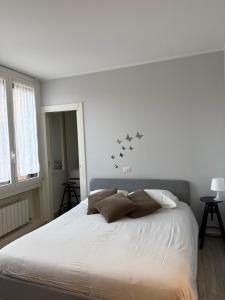 a bedroom with a bed with two pillows on it at Vista Lago in Basiglio