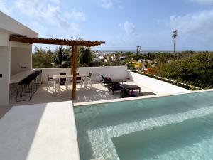 a house with a swimming pool and a table and chairs at Casa Daniela in Puerto Morelos