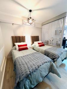 two beds sitting next to each other in a room at "Espacio Vélez" Nueva Córdoba -Allende-Oulton in Córdoba