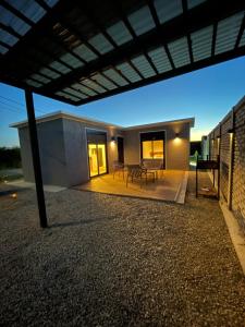 a patio with a table and chairs under a pergola at La casa de Tokyo in Carmelo +8 photos