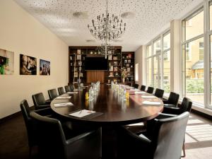 a large conference room with a large table and chairs at Flemings Hotel Wien-Stadthalle in Vienna
