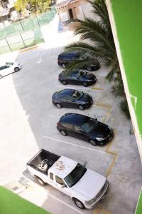 a group of cars parked in a parking lot at Estudio compacto en Riviera Diamante con alberca in Acapulco