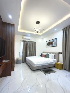 a bedroom with a bed and a ceiling fan at Luxury Villa at THE HIDDEN DOMUS I Trassaco, East Legon in Accra +31 photos