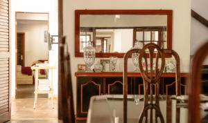 a dining room with a mirror and a table at Pousada da Mércia - Itapuã (BA) in Salvador