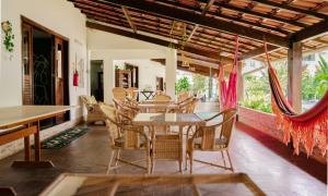 a dining room with a table and chairs at Pousada da Mércia - Itapuã (BA) in Salvador