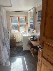 a small bathroom with a sink and a window at Hus Skärgården in Figeholm