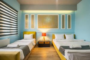 zwei Betten in einem Zimmer mit blauen Wänden in der Unterkunft cool cihangir in Istanbul
