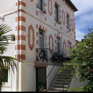 a building with a staircase on the side of it at Parenthèse en Ville in Arcachon
