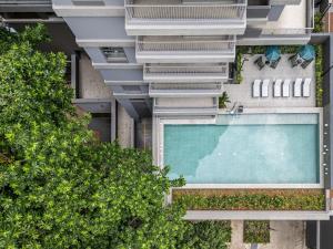 an overhead view of a building with a swimming pool at On Jurupis - Livinn by Travel Inn OJ1 in São Paulo