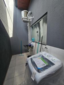 a hospital room with a bed and a mirror at Apartamento completo - a 3 minutos do centro in Alta Floresta