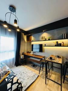 ein Zimmer mit einem Schreibtisch, einem Bett und einem Tisch in der Unterkunft Sten Haven Suite in Bacolod City