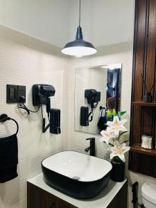 ein Badezimmer mit Waschbecken und Spiegel in der Unterkunft Sten Haven Suite in Bacolod City