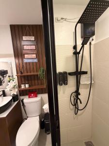 ein Badezimmer mit Dusche, Toilette und Waschbecken in der Unterkunft Sten Haven Suite in Bacolod City