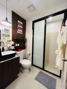 ein Badezimmer mit Dusche, Toilette und Waschbecken in der Unterkunft Sten Haven Suite in Bacolod City
