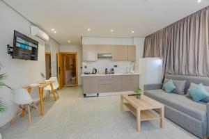 a living room with a couch and a kitchen at Faya Nova- Appart hotel Central Stay in Casablanca