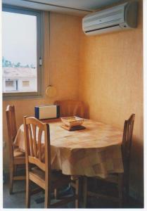 mesa de comedor con sillas y ventana en Marina Racons Edificio Leo en Denia