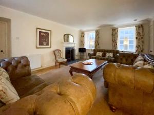 a living room with couches and a coffee table at Grieves Cottage - Uk50908 in Cupar