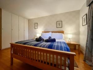 a bedroom with a large bed with two bags on it at Garden View Cottage - Uk50886 in Cupar +6 photos