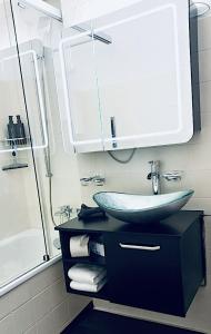 a bathroom with a sink and a bath tub at Charming Studio - Ferienwohnung - Vulpera, Scuol in Scuol
