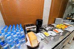 ein Tisch mit einem Haufen Wasserflaschen in der Unterkunft NAAS Serviced Apartments in Dhaka