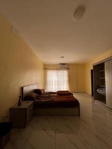 a bedroom with a large bed and a window at Rest Sea Chaliet & Farm in Edh Dhrā‘