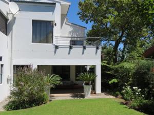 a white house with a yard at 10 Kommandeurs Ave, Stellenbosch in Stellenbosch