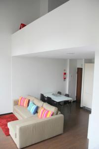 un salon blanc avec un canapé et une table dans l'établissement 12 Short Term, à Porto