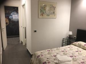 ローマにあるCharming Apartment Near Sant Peter Squareのベッドルーム1室(ベッド1台付)が備わります。壁に絵が飾られています。