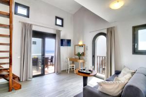 Predel za sedenje v nastanitvi Myrtos Mare Suites